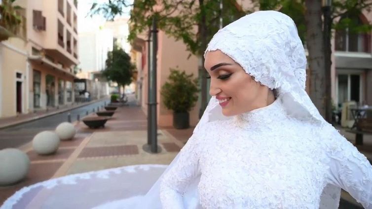 Beirut, la sposa sta posando per le foto di rito quando arriva l'esplosione fortissima