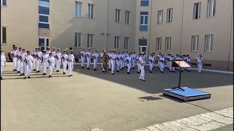 Balletto marinai virale sul web, la tenente di vascello rischia grave sanzione