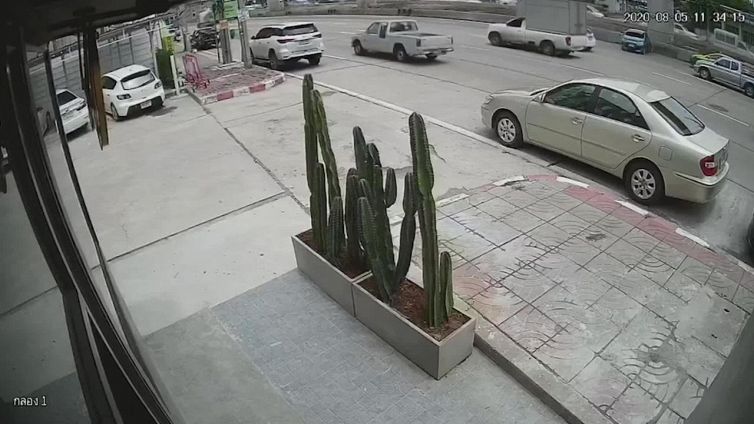 L'auto parcheggiata si muove da sola e scivola verso la strada