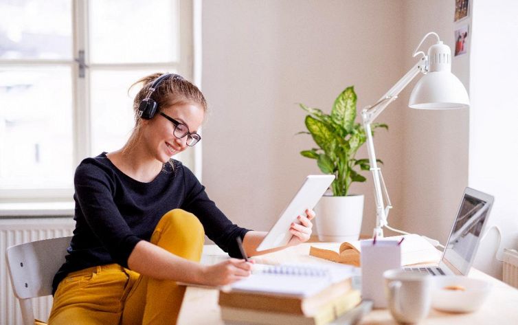 Bonus 500 pc, tablet e internet, come funziona per famiglie e imprese