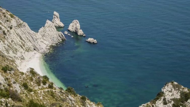 Spiaggia delle Due Sorelle, l’incanto del Conero