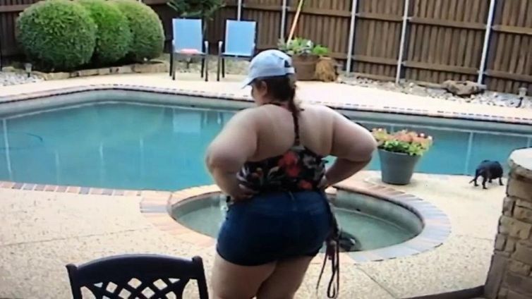 Cerca il cagnolino vicino alla piscina: l'esito è da ridere