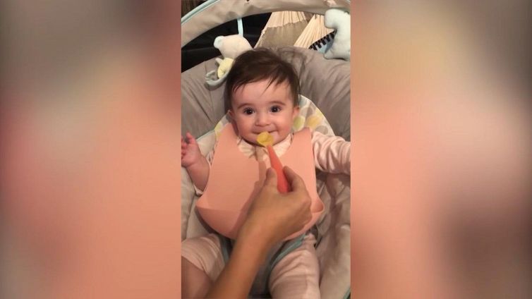 La piccola Bianca assaggia la mela per la prima volta. Che facce!
