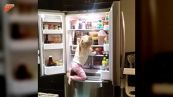 La bimba prova a rubare dal frigo ma viene pizzicata