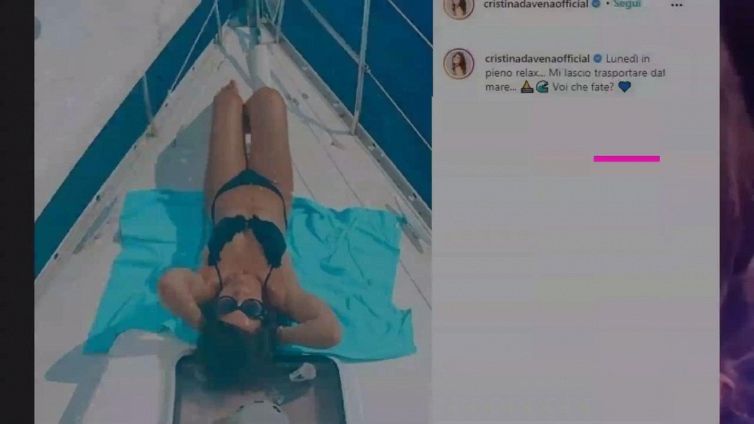 Cristina D'Avena splendida in bikini a 56 anni