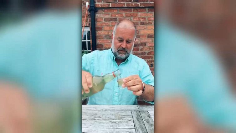 Prova a fare il Limoncello a casa, ma il risultato è davvero deludente