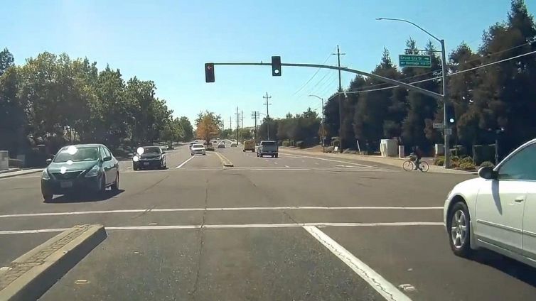 Il ciclista attraversa senza guardare e una macchina lo investe: miracolato