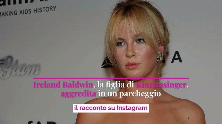 Ireland Baldwin, la figlia di Kim Basinger aggredita in un parcheggio: il racconto su Instagram