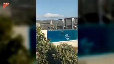 La donna nuota in una piscina trasparente: l'effetto ottico sorprendente