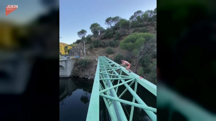 Vuole fare un mega tuffo dal ponte, ma non pensa all'imprevisto