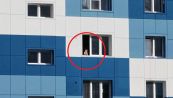 Il bimbo si sporge dalla finestra del 6° piano, lo salvano i vicini