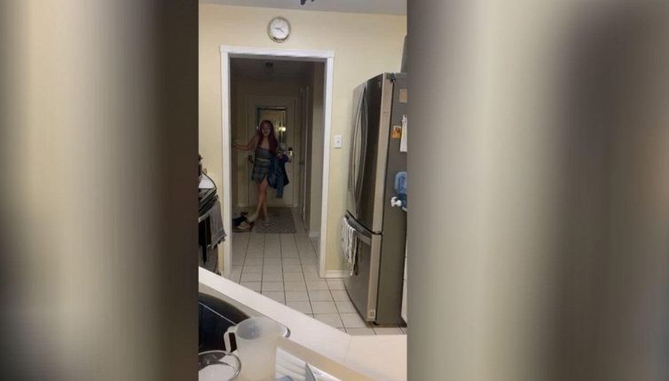 La ragazza torna a casa e trova un tenero cucciolo ad aspettarla