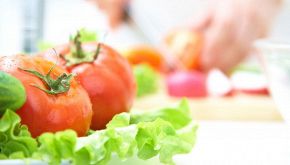 Conservi i pomodori in frigo? Cosa devi fare prima di cucinarli