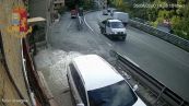 Genova, ragazza colpita alla testa da asse di legno che sporge da un furgone