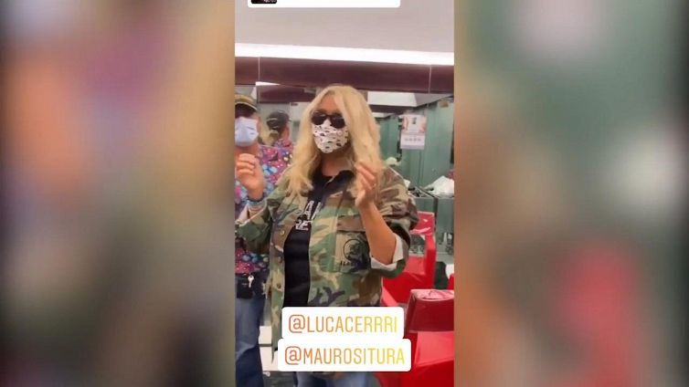 Mara Venier va dal parrucchiere e il risultato è un incanto