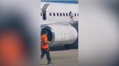 Sente caldo: donna fa passeggiata sull'ala dell'aereo
