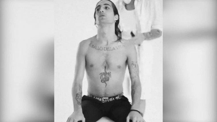 Damiano dei Maneskin : addio alla lunga chioma in diretta Instagram