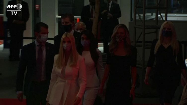 Usa 2020, Ivanka arriva al dibattito: abito ghiaccio e borsa griffata