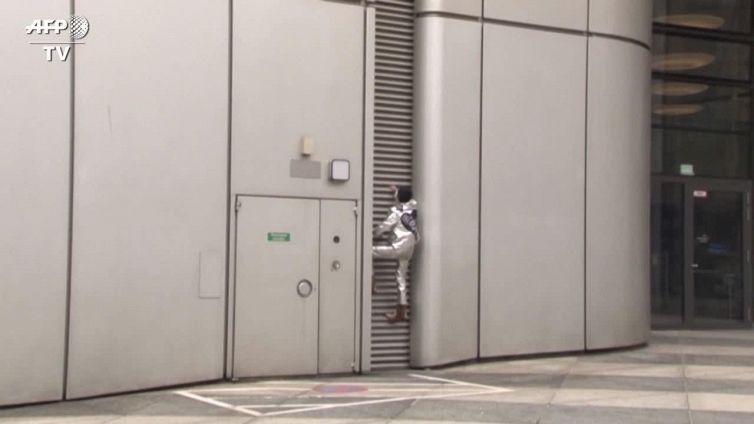 Francoforte, Alain Robert scala un grattacielo