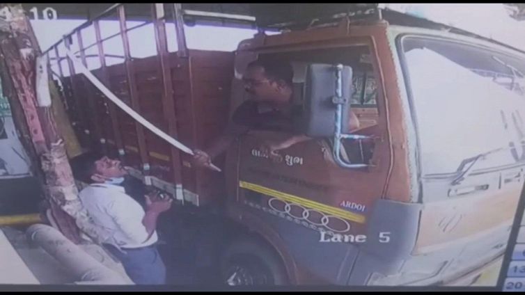 Follia al casello: scatta la lite ed estrae la spada