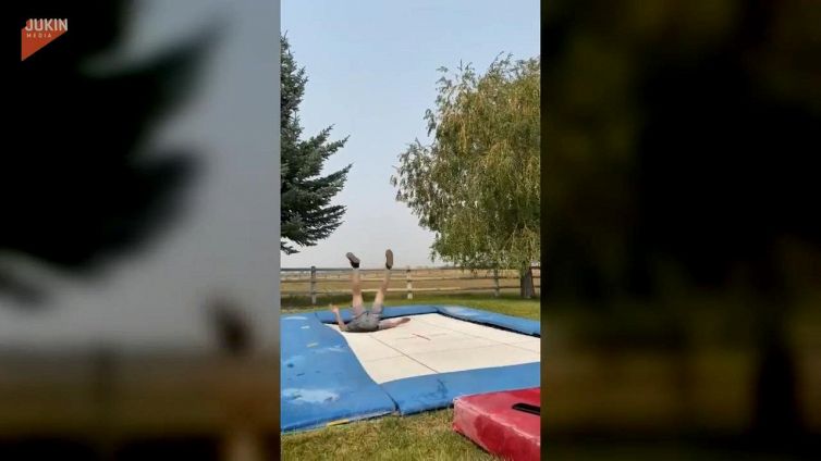 Tenta un doppio salto all'indietro sul trampolino e rimane bloccato