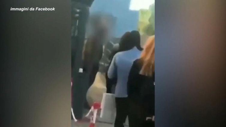 Scuola, il "bidello scanner" misura la febbre con la mano