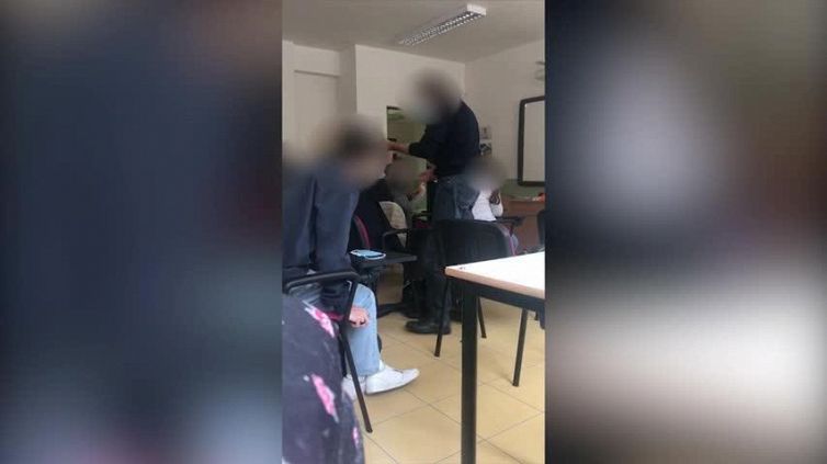 Teggiano (SA): Docente schiaffeggia alunno, ripreso dai compagni