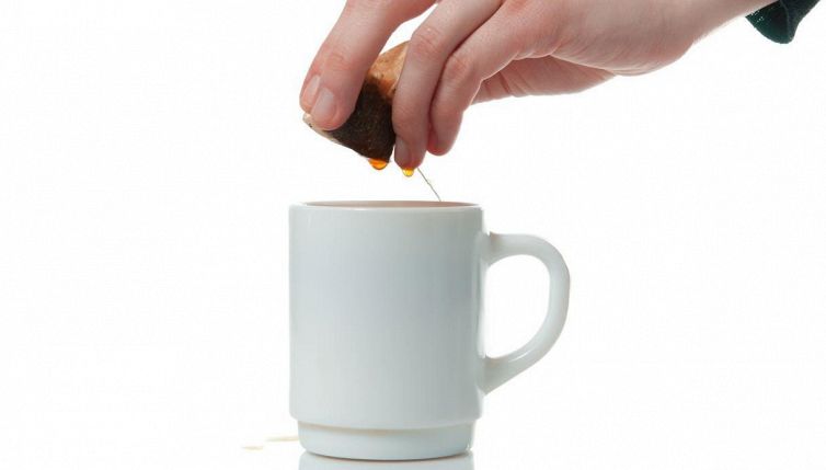 Non dovresti mai spremere una bustina di tè, il motivo