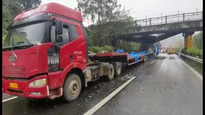 Lo schianto del camion è tremendo: il ponte crolla