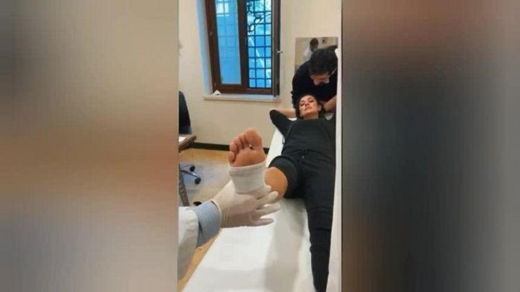 Elisa Isoardi si fa male durante le prove di Ballando, Raimondo Todaro accanto a lei