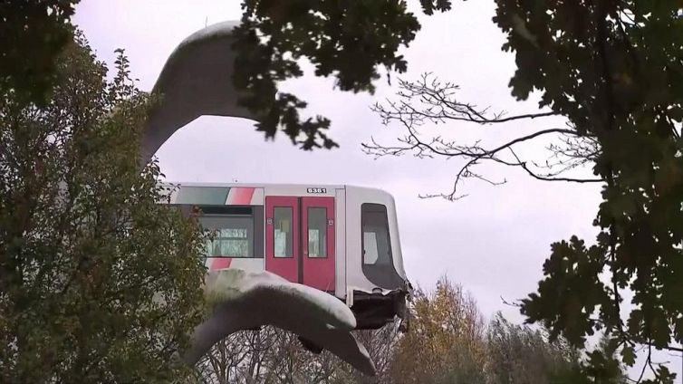 La 'balena' salva il tram dal disastro