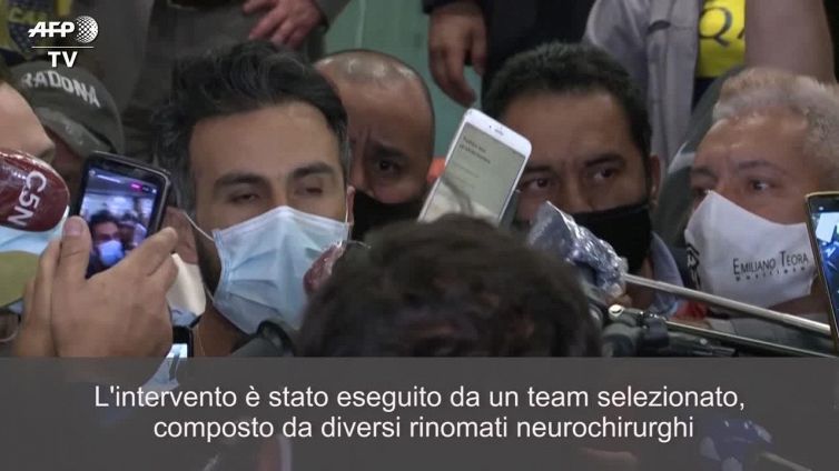 Maradona sta bene dopo intervento al cervello, e' durato un'ora e 20 minuti