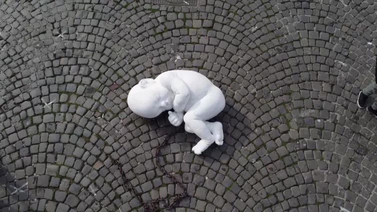 Napoli, lo scultore Jago "abbandona" un'opera da un milione di euro in piazza Plebiscito