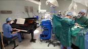 Ancona, bambino operato sulle note di un pianoforte acustico