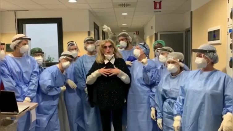 Iva Zanicchi lascia l'ospedale, la sua gioia su Instagram: "Finalmente torno a casa"