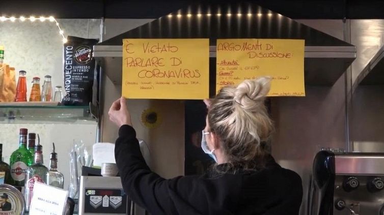 Il bar in cui "e' vietato" parlare di coronavirus, con tanto di segnali