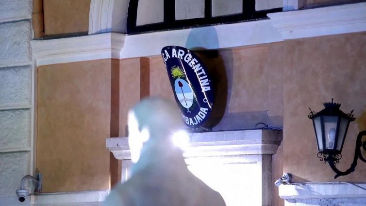 Morte Maradona, le immagini dell'ambasciata argentina a Roma