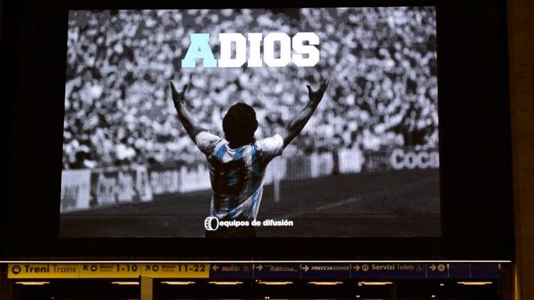 Maradona, sul maxischermo della Stazione Centrale di Milano l'omaggio al campione scomparso