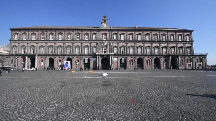 Maradona, fiori e candele davanti al ritratto a Piazza Plebiscito a Napoli