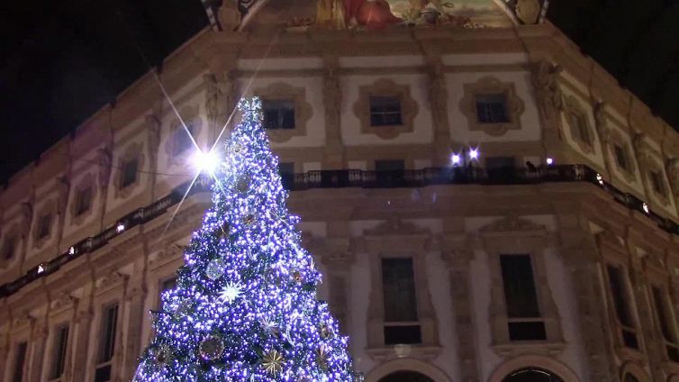 Natale, Raffaele Kohler suona "O mia bela Madunina" in centro a Milano