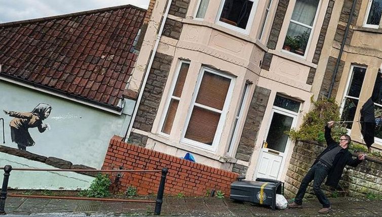 Nuovo murale di Banksy a Bristol, qual è l’identità segreta dell’artista?