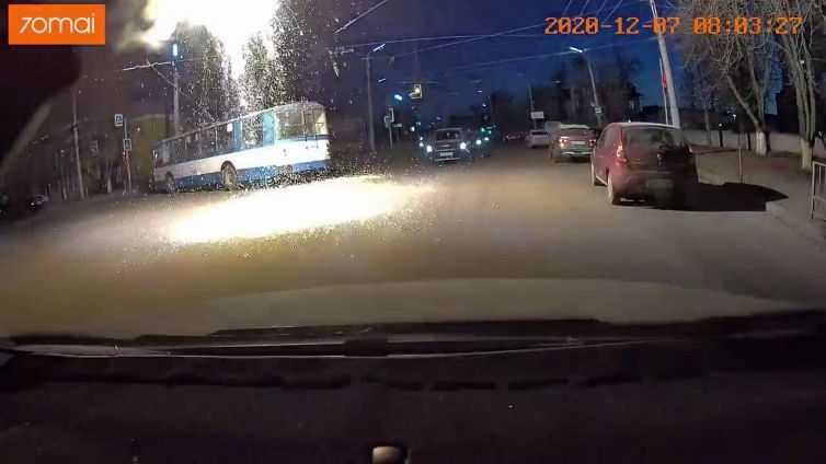 L'autista del filobus fa una manovra da non credere
