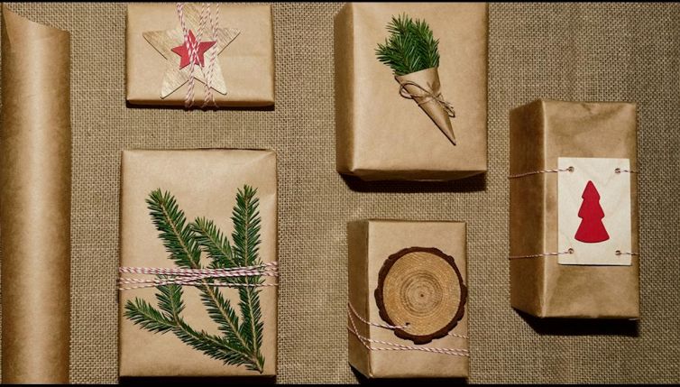 Natale eco-friendly, come incartare regali con la carta del giornale