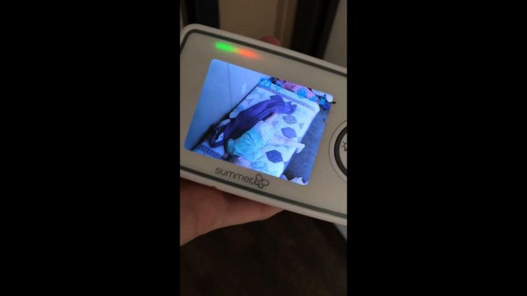 Arriva la mamma, il bimbo 'fa il furbo'