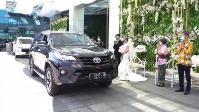 Sfida al Covid: 10mila invitati al matrimonio in stile drive-in