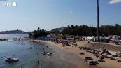 Misure anti Covid in Messico, i soldati pattugliano una spiaggia di Acapulco
