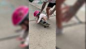 L'incredibile numero con lo skateboard della bimba