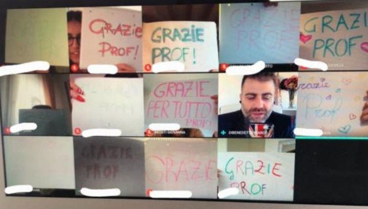 "Grazie, prof": l'abbraccio virtuale degli studenti al loro insegnante