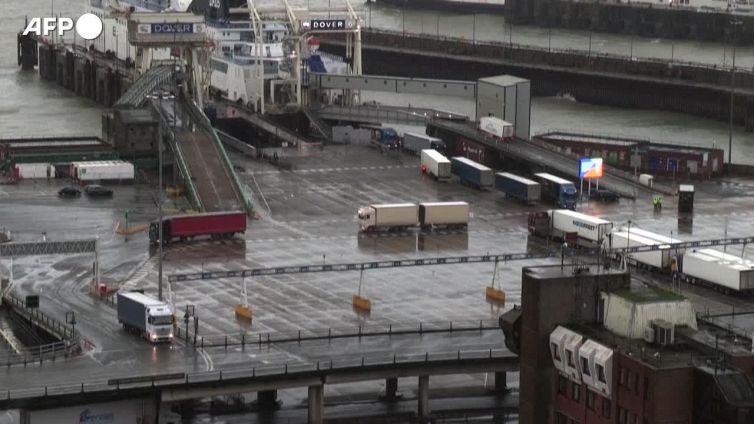 Brexit, il movimento di camion e traghetti al porto di Dover