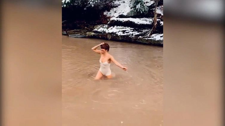Helena Christensen, a 52 anni l'ex top si fa ogni mattina il bagno nell'acqua gelata